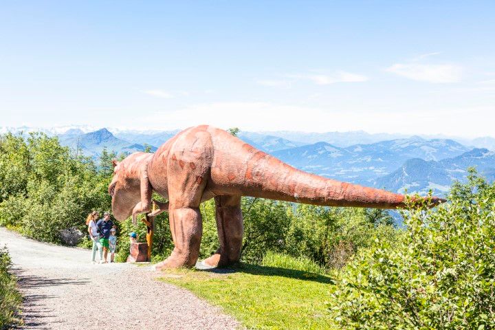 Wanderweg mit großem Modell eines Tiranosaurus Rex